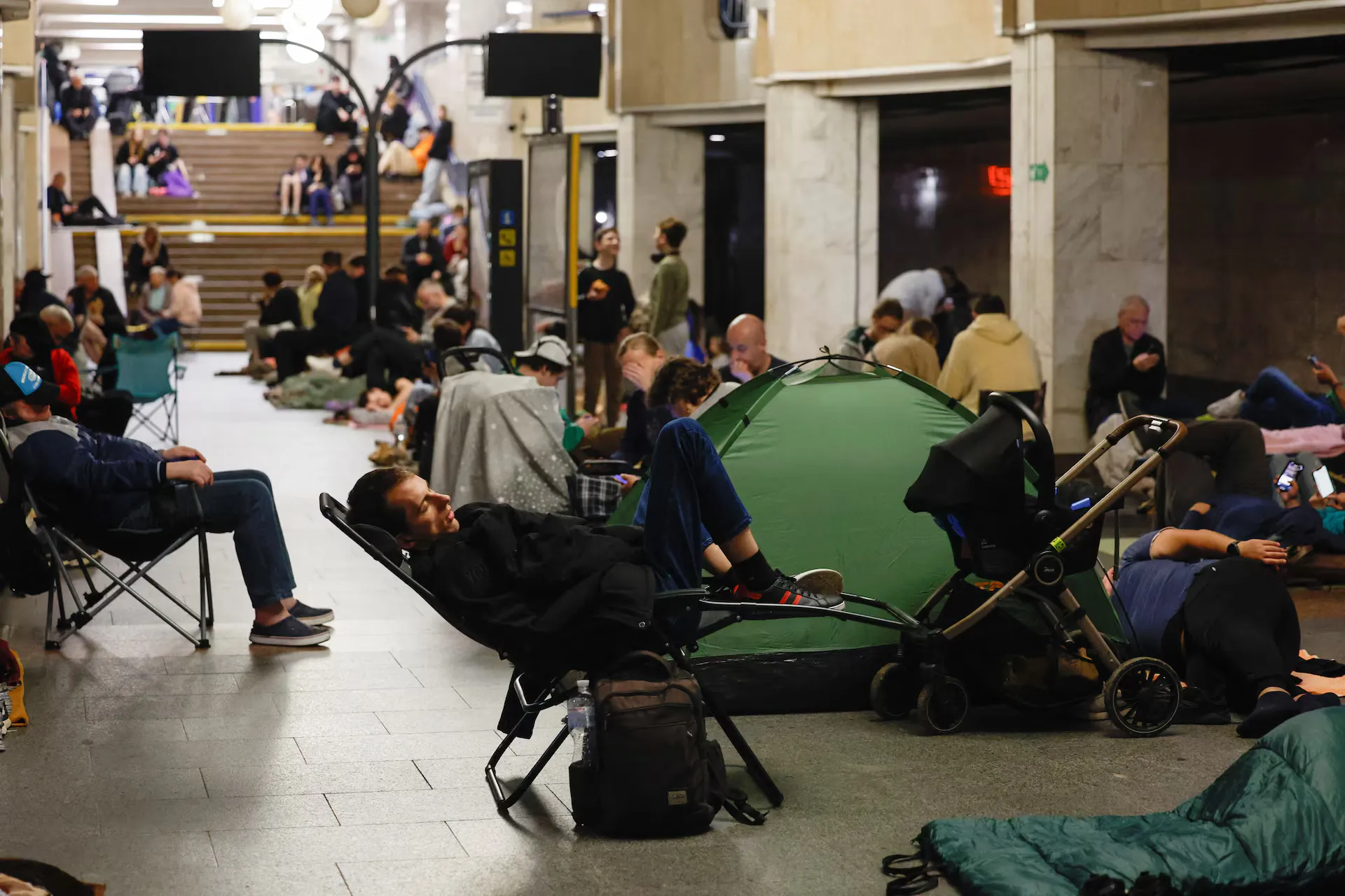 Люди ховаються в метро під час російського військового удару в рамках нападу Росії на Україну, Київ, Україна, 29 червня 2025 року.